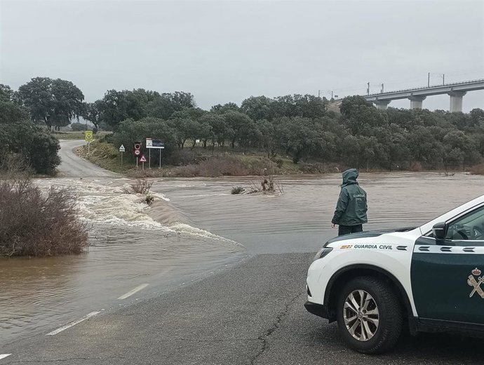 Un agente de la Guardia Civil vigila un salto de agua en el Camino de Conquista a Fuencaliente, en el límite de demarcacion de Córdoba y Ciudad Real.