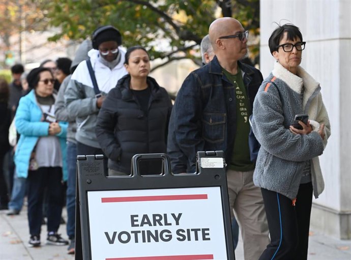 Archivo - Votantes hacen fila para emitir su voto en un centro de votación anticipada para las elecciones presidenciales estadounidenses de 2024 entre Donald Trump y Kamala Harris, en Nueva York, EEUU