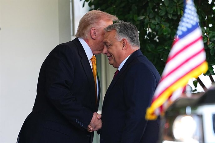 Archivo - November 7, 2025, Washington, District Of Columbia, USA: United States President Donald J Trump (L) welcomes Prime Minister Viktor Orban (R) of Hungary at the West Wing Lobby entrance of the White House in Washington, DC, USA, on Friday, Novembe