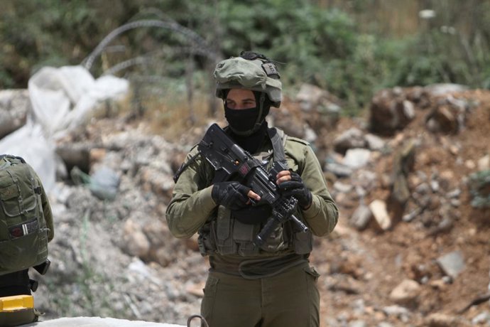 Archivo - Arquivo - 12 de maio de 2022, Nablus, Cisjordânia, Palestina: As forças do exército israelense fecham o portão do assentamento de Homesh, que foi evacuado em 2007, diante dos ativistas do movimento pacifista israelense, depois que eles organizar