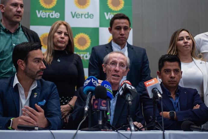 Archivo - En el centro, uno de los líderes del Partido Alianza Verde Antonio Navaro Wolff, en rueda de prensa