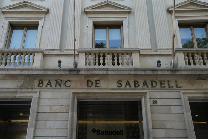 Archivo - Fachada de la sede histórica del Banc Sabadell.