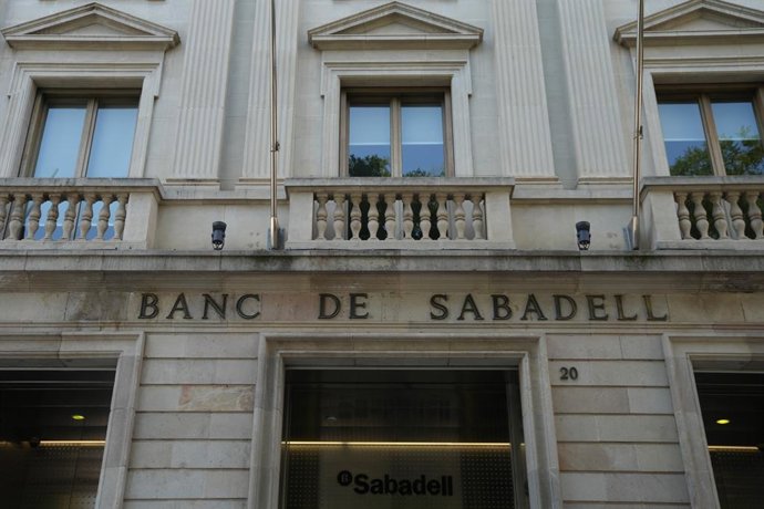Archivo - Fachada de la sede histórica del Banc Sabadell, a 6 de agosto de 2025, en Sabadell, Barcelona, Cataluña (España).