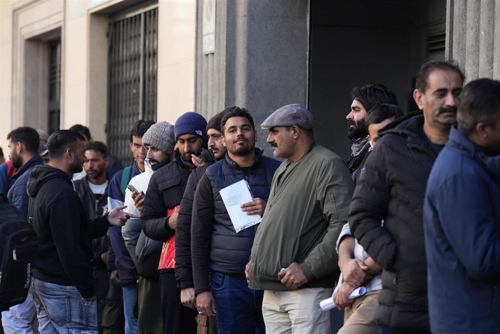 Largas colas para acogerse al nuevo proceso de regularización de migrantes, ante el Consulado de Pakistán en Barcelona, a 30 de enero de 2026, en Barcelona, Catalunya (España).