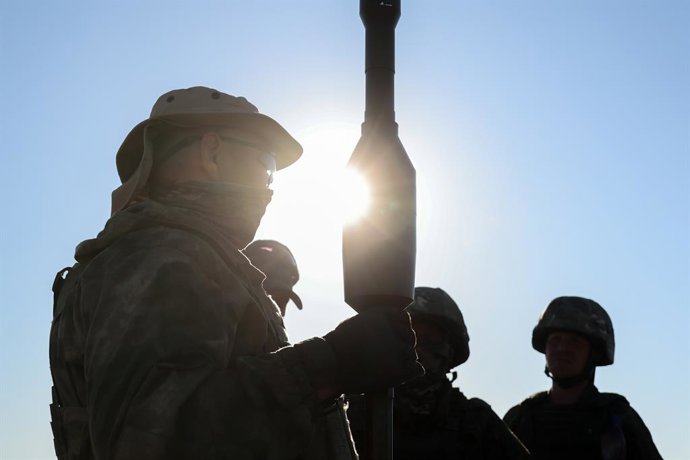 Archivo - Miembros de una unidad de voluntarios del Ejército de Rusia durante unas maniobras en la provincia ucraniana de Zaporiyia, parcialmente ocupada en el marco de la invasión desatada en febrero de 2022 (archivo)