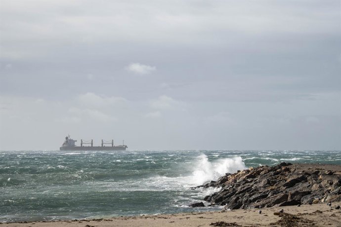 Imágenes del  fuertes vientos provocado por la borrasca Leonardo.A 05 de febrero del 2026 en Almería. España. El Ayuntamiento de Almería ha activado desde las 00,00 horas de este jueves el Plan Municipal de Emergencias en Situación Operativa 1 ante el tem