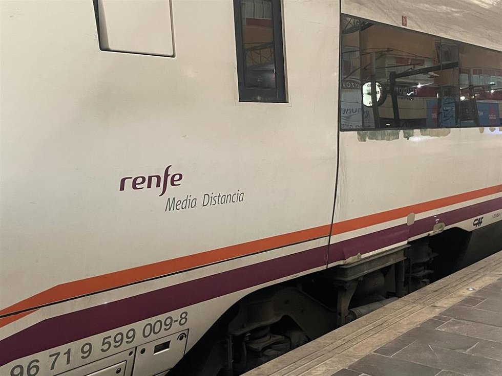 Archivo - Delicias, tren, AVE, Cercanias, via tren, estación, RENFE, vagón tren, media distancia,