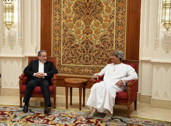 El ministro de Exteriores iraní junto a su homólogo omaní, Badr Albusaidi