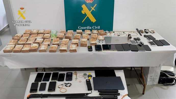 Dinero y efectos intervenidos en la Guardia Civil durante el desarrollo de la operación 'Rubox'.