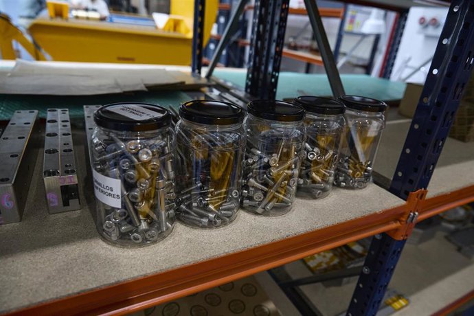 Archivo - Tornillos, maquinaria industrial y herramientas para el tratamiento y la producción de imanes y otros productos, en el Laboratorio de Imanes de Alto Campo SMART-Lab (Superconducting MAgnet Research and Technology Laboratory).