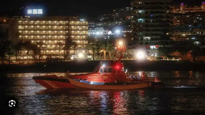 Salvamar Alpheratz de Salvamento Marítimo a la llegada a Los Cristianos, en Tenerife