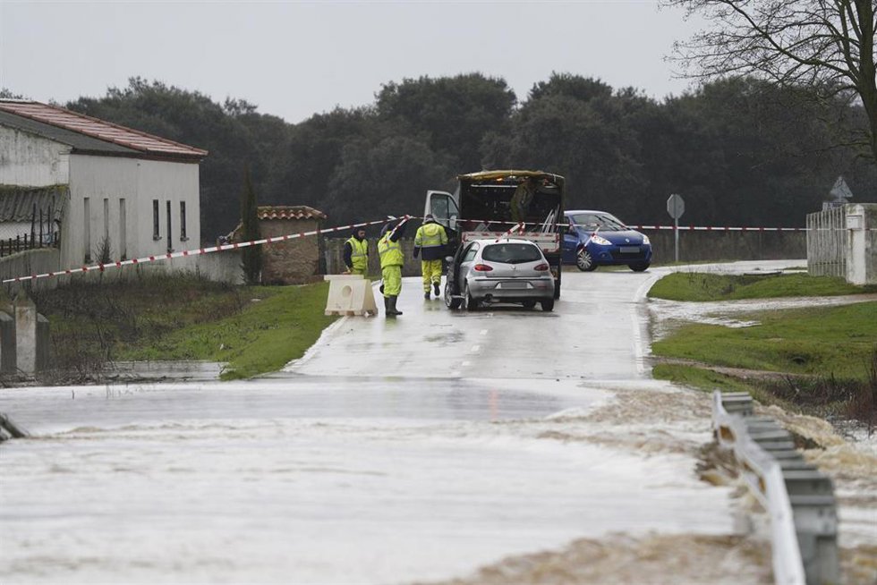 Cortado el acceso a La Valmuza por la carretera de Matilla de los Caños, la DSA-300, por el desbordamiento del arroyo Valmuza, a 5 de febrero de 2026, en La Valmuza, Salamanca 