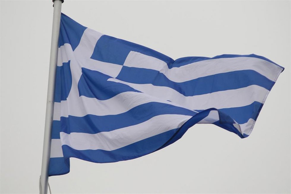 Archivo - Bandera de Grecia en la ciudad de San Petersburgo, Rusia (archivo)
