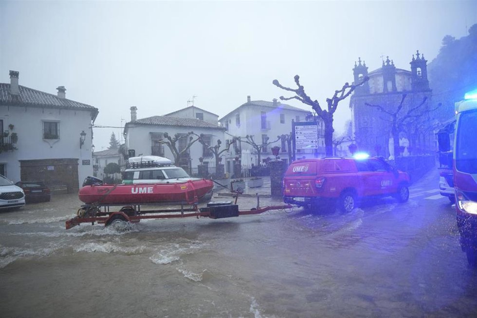 Miembros de la UME trabajan en labores de achique de agua en calles y vivendas de la localidad gaditana de Grazalema inundadas tras el paso de la borrasca Leonardo. A 4 de febrero de 2026, en Grazalema, Cádiz (Andalucía, España). La Unidad Militar de Em