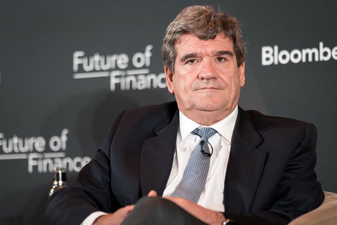 Archivo - El gobernador del Banco de España, José Luis Escrivá, interviene durante el foro de Bloomberg "Futuro de las Finanzas: Perspectivas Económicas de España 2025", a 8 de octubre de 2025, en Madrid (España). En el foro se ha debatido sobre las últim