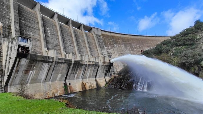 Desembalse en un embalse de Salamanca.