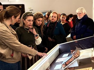 Una exposición en Pintores 10 muestra documentos del siglo XV al XIX restaurados por el Servicio de Archivos de la Diputación de Cáceres