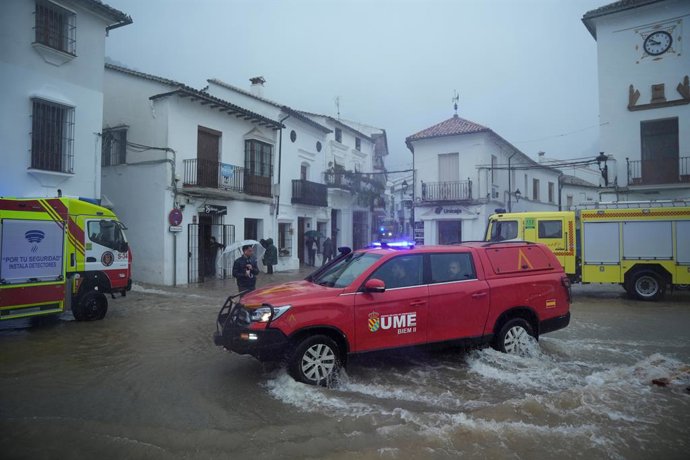 Membros da UME trabalham na drenagem de água nas ruas e casas da localidade de Grazalema, em Cádiz, inundadas após a passagem da tempestade Leonardo. Em 4 de fevereiro de 2026, em Grazalema, Cádiz (Andaluzia, Espanha). A Unidade Militar de Emergência