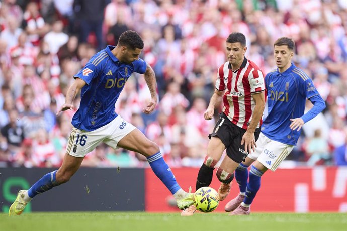 Archivo - David Carmo of Real Oviedo competes for the ball with Gorka Guruzeta of Athletic Club during the LaLiga EA Sports match between Athletic Club and Real Oviedo at San Mames on November 9, 2025, in Bilbao, Spain.