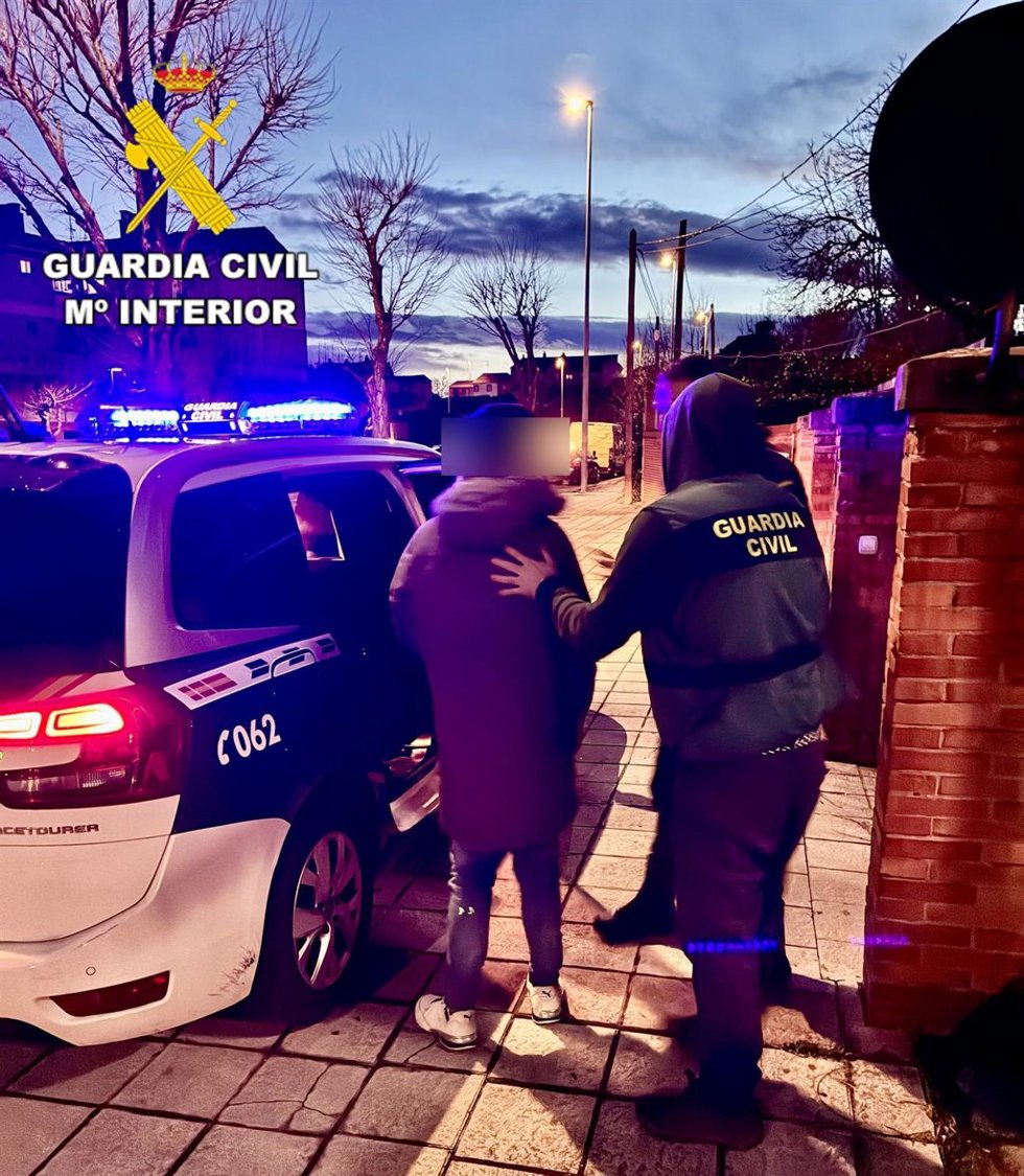 Varón detenido por la Guardia Civil de Armunia (León) como presunto autor de seis robos en boxes de lavado automático de vehículos de gasolineras leonesas.