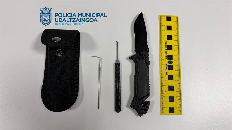 Navaja y ganzúas incautadas.