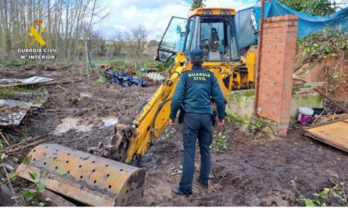 Excavadora recuperada por la Guardia Civil en Torrecilla de la Abadesa (Valladolid).