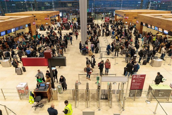 06 February 2026, Berlin: Passengers waiting at the capital's BER airport. Air traffic at BER Airport is restricted due to the weather. Photo: Carsten Koall/dpa
