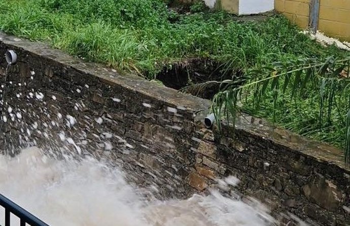 Uno de los socavones provocado en una calle por donde coge el cauce del río en Ubrique.