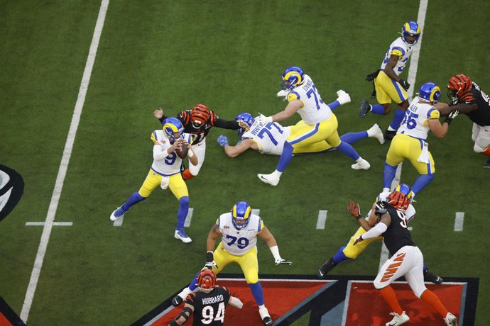 Archivo - 13 February 2022, US, Los Angeles: Los Angeles Rams quarterback Matthew Stafford (L) and Cincinnati Bengals defensive end Trey Hendrickson (2nd L) battle for the ball during the NFL Super Bowl 2022 football match between Cincinnati Bengals and L