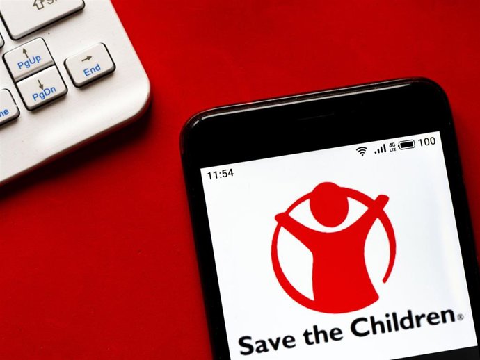 Archivo - Logo de la organización no gubernamental Save the Children en un teléfono móvil (archivo)