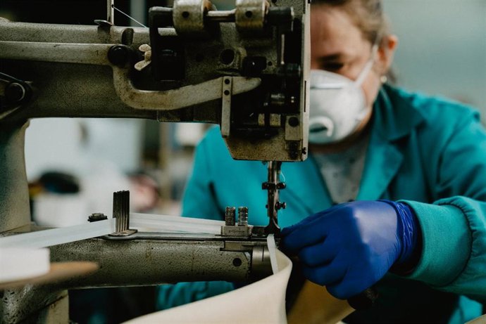 Archivo - Una trabajadora de la fábrica de Calzados Pitillos en Arnedo (La Rioja)  
