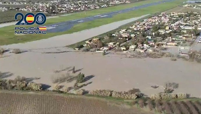 La pista del Aeropuerto de Córdoba, al fondo, afectada ya por la crecida del río Guadalquivir.