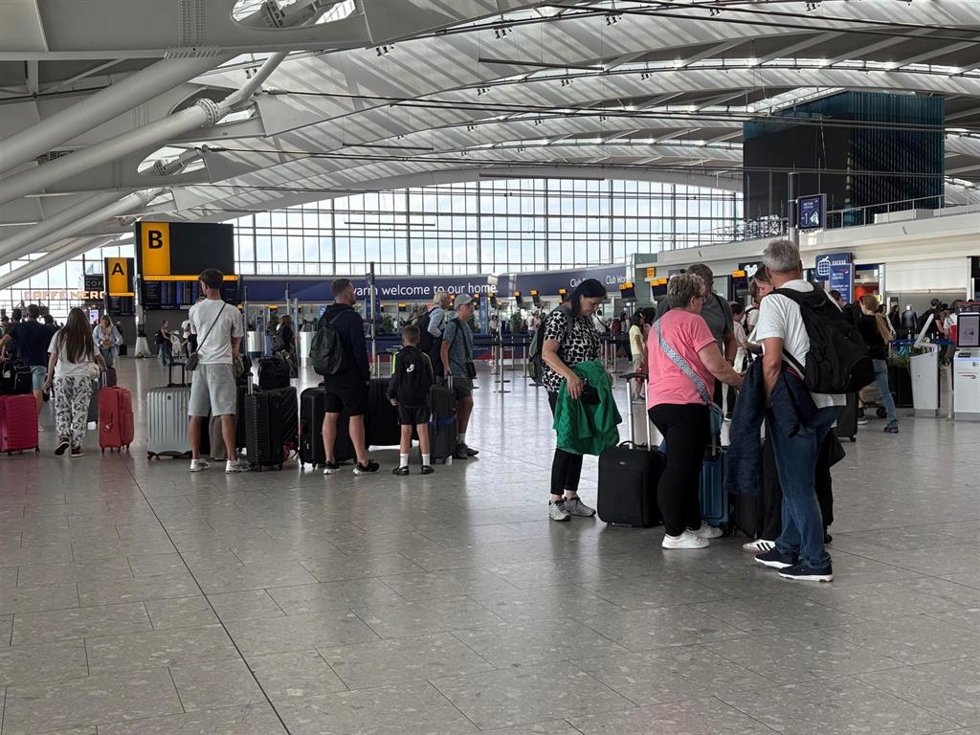 Archivo - 30 July 2025, United Kingdom, Heathrow: A view inside T5 at Heathrow airport following an air traffic control (ATC) fault that caused major disruption on Wednesday afternoon. Photo: Jonathan Brady/PA Wire/dpa