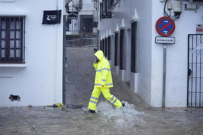 Calle convertida en río en la localidad gaditana de Grazalema tras el paso de la borrasca Leonardo. A 4 de febrero de 2026, en Grazalema, Cádiz (Andalucía, España).