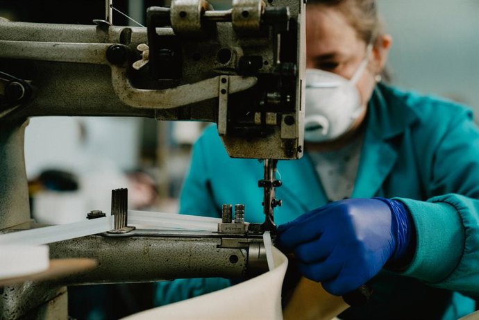 Archivo - Una trabajadora de la fábrica de Calzados Pitillos en Arnedo (La Rioja) fabrica material sanitario para combatir el coronavirus durantes el estado de alarma. La empresa de calzados se ha organizado con otras de la región para producir y aportar 