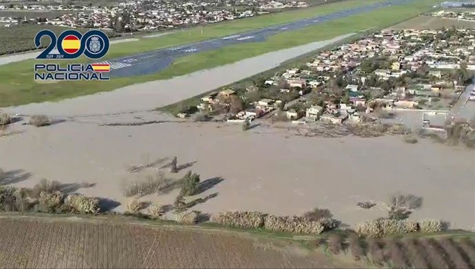 La pista del Aeropuerto de Córdoba, al fondo, afectada ya por la crecida del río Guadalquivir.