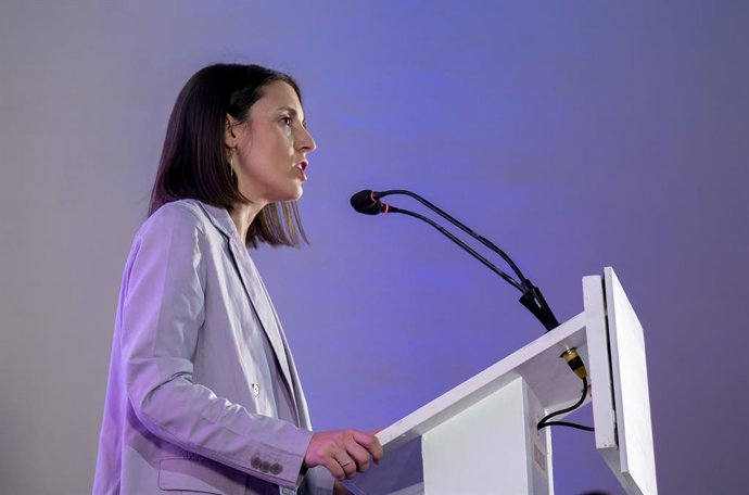 A secretária política do Podemos e eurodeputada, Irene Montero, intervém durante o evento “Regularização são direitos”, em 26 de janeiro de 2026, em Madri (Espanha). O evento, do qual participam, entre outras figuras, a secretária-geral do Podemos e a