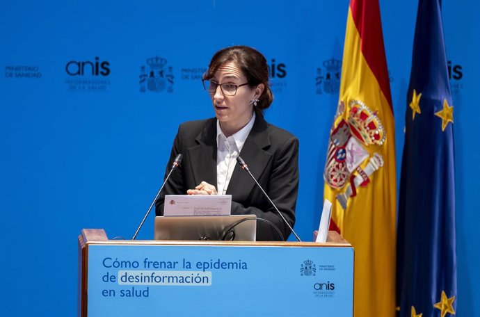 A ministra da Saúde, Mónica García, durante a conferência “Como frear a epidemia da desinformação na saúde”, no Ministério da Saúde, em 6 de fevereiro de 2026, em Madri (Espanha). A conferência reúne profissionais e especialistas para trocar ideias.
