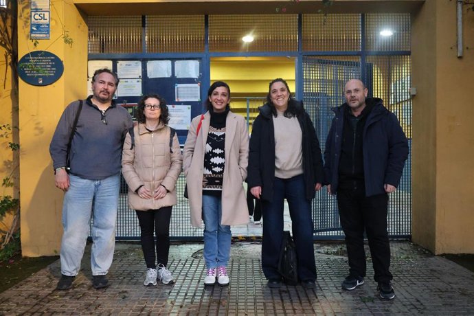 La líder provincial de IU ha mantenido un encuentro con la comunidad educativa del IES Nuestra Señora de la Victoria, y ha exigido "que puedan tener un edificio, un centro educativo que esté a la altura del compromiso de la comunidad educativa".