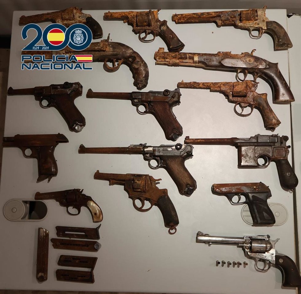 La Policía Nacional detiene a un varón por tenencia ilícita de 25 armas y munición