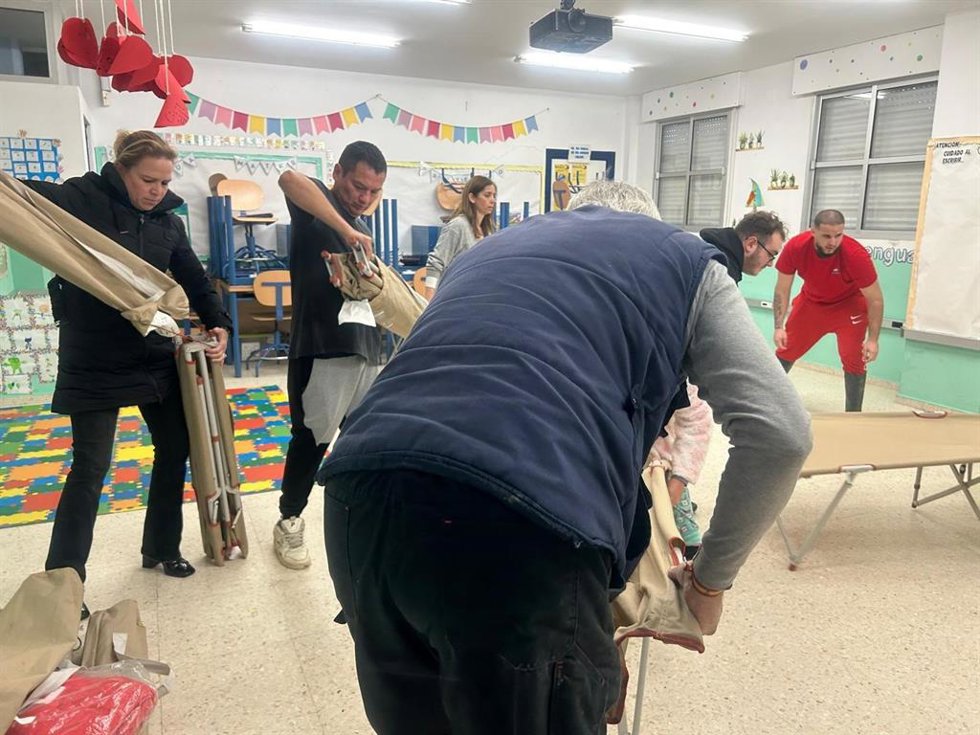 Personal preparando camas en el CEIP de El Portal para acoger a gente por las inundaciones ante la crecida del Guadalete.