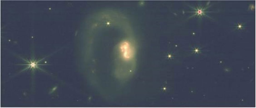 Imagen de la galaxia IRAS 072510248 obtenida por el telescopio JWST. /