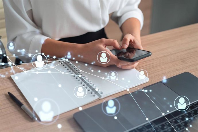 Archivo - Mano Y Contrato Holográfico De Un Smartphone Moderno.