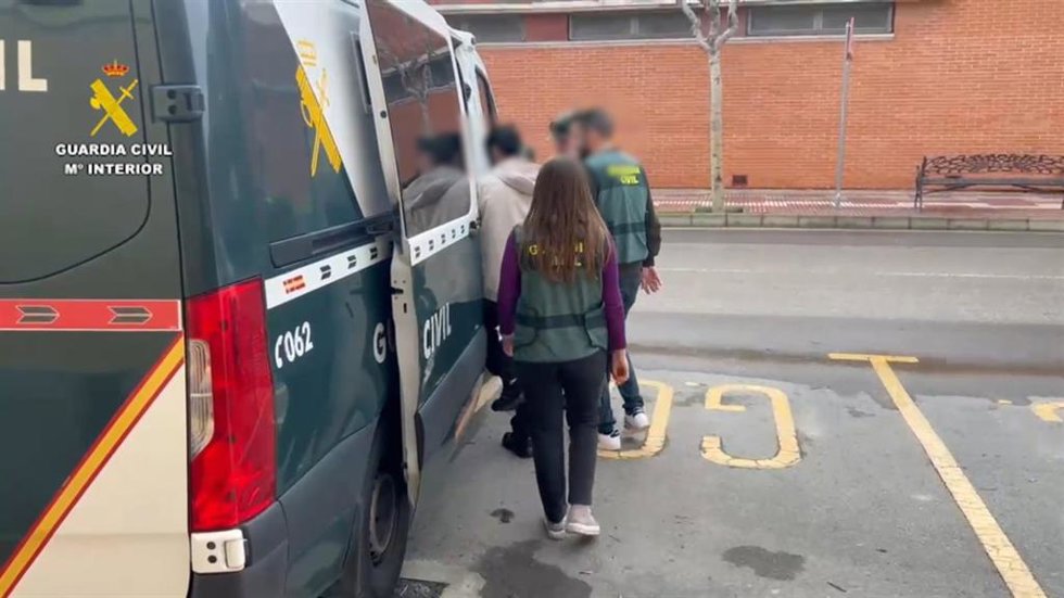 Tres detenidos acusados de robar balizas V-16 del interior de coches en pocas horas en Sant Vicent del Raspeig