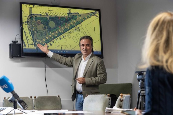 Archivo - Foto de archivo. El alcalde de Camargo, Diego Movellán, presenta el proyecto de renaturalización del Parque Lorenzo Cagigas