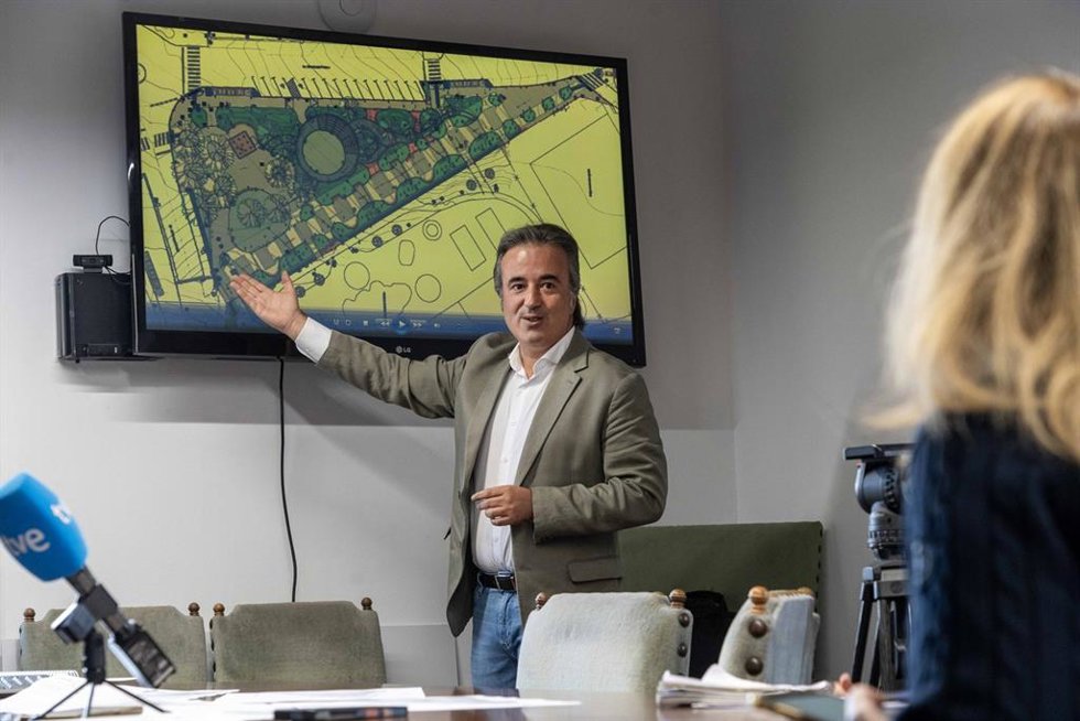 Archivo - Foto de archivo. El alcalde de Camargo, Diego Movellán, presenta el proyecto de renaturalización del Parque Lorenzo Cagigas