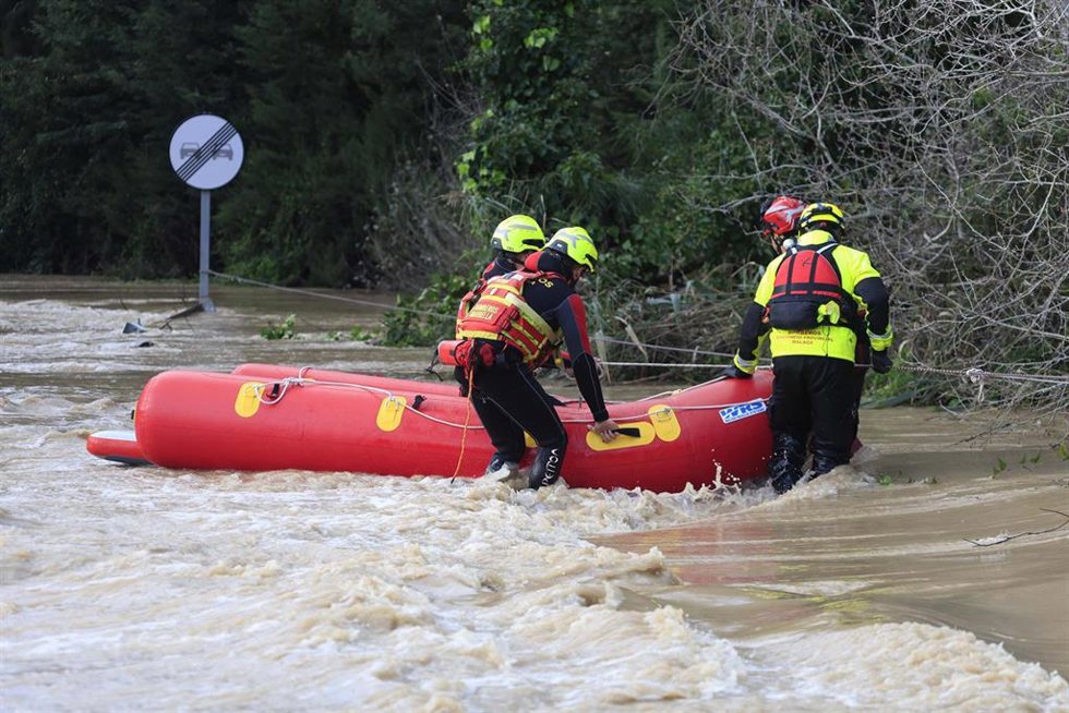 Bomberos de la provincia de Málaga intentan acceder a la localidad gaditana de San Martín del Tesorillo incominicada por tierra tras el paso de la borrasca Leonardo. A 5 de febrero de 2026, San Martín del Tesorillo, Cádiz (Andalucía, España). 