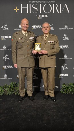 El general, César de Cea Quijano, presidente de la Junta de Promotores del Consorcio del Castillo de San Pedro, y el teniente, Diego Fernández García, uno de los impulsores del Museo Militar de Miniaturas de Jaca con el premio de National Geographic