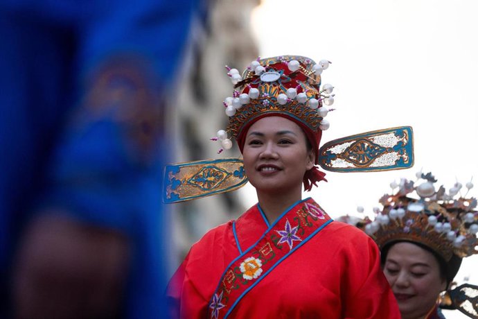 Archivo - Una mujer durante la cabalgata del Año Nuevo Chino en València. ARCHIVO. 
