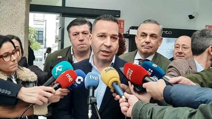 El presidente-portavoz del Grupo Vox en la Asamblea, Óscar Fernández Calle, en declaraciones a los medios tras participar en la ronda de contactos con el presidente de la Cámara regional, Manuel Naharro, para designar candidato a la investidura